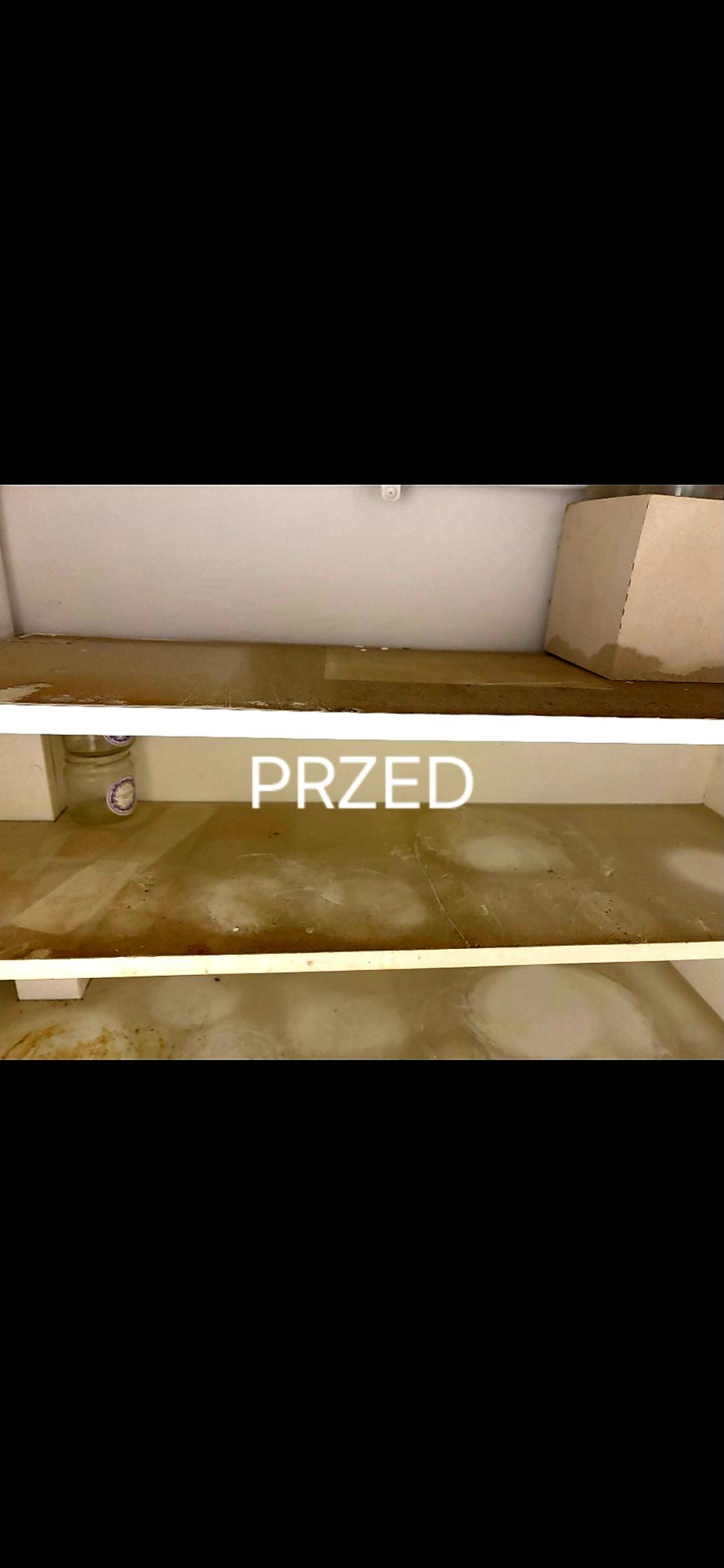 Półki szafy wnękowej przed czyszczeniem, widoczne zabrudzenia i plamy, ujęcie z góry z napisem 'PRZED'.