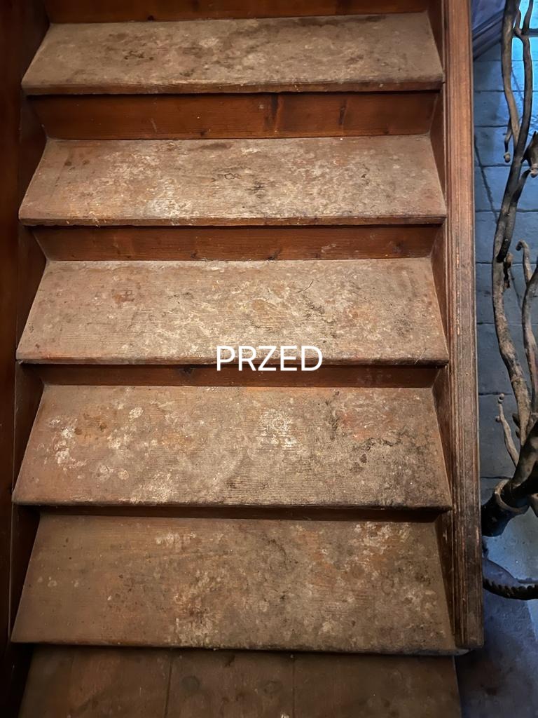 Drewniane schody w stanie 'przed', widoczne zabrudzenia i ślady użytkowania na stopniach.