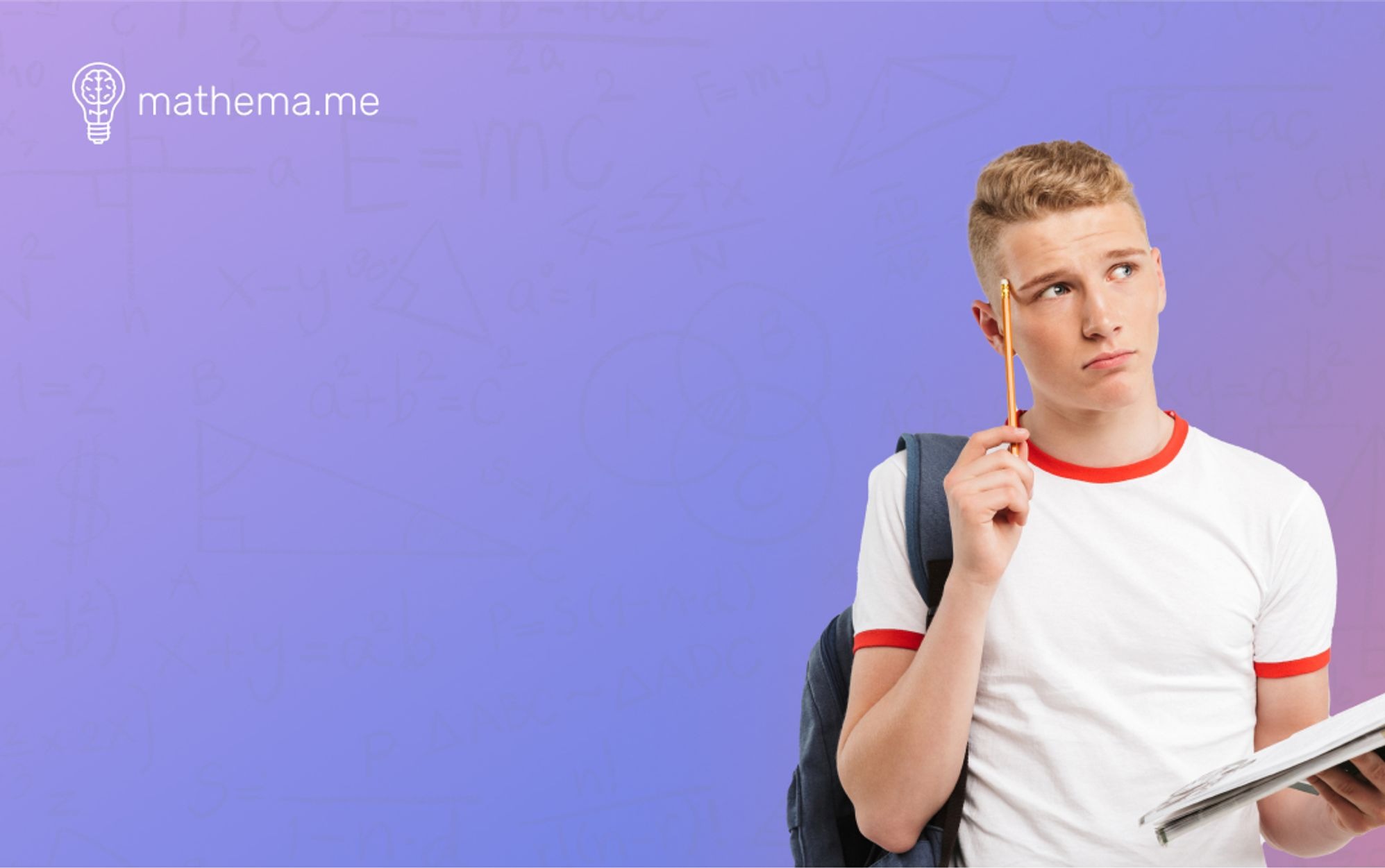 Zamyślony nastolatek z plecakiem i notatnikiem, trzymający ołówek przy skroni, na tle z rozmazanymi wzorami matematycznymi.
