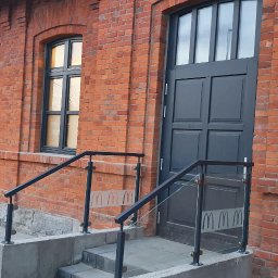 Fasada Windows & Doors - Zabytkowy budynek, stara parowozownia na Pradze, teraz Mc Donald. Okna i drzwi drewniane + szprosy wiedeńskie