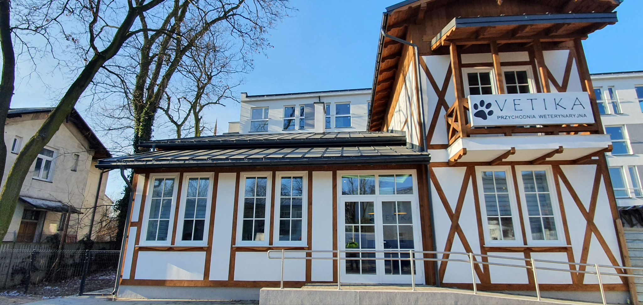 Zabytkowy budynek w Grodzisku Mazowieckim. Okna i drzwi drewniane, białe + szpros wiedeński biały.