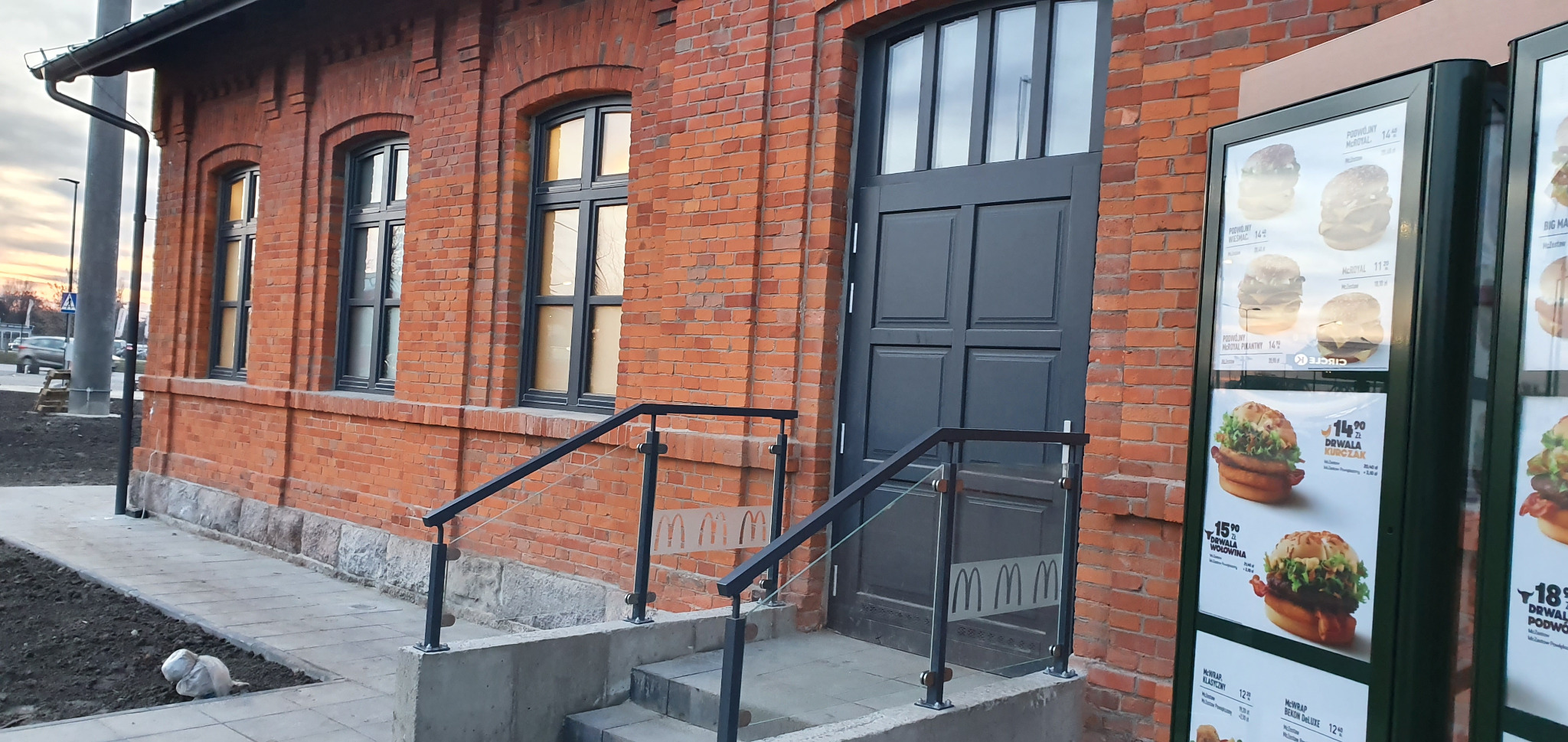 Zabytkowy budynek, stara parowozownia na Pradze, teraz Mc Donald. Okna i drzwi drewniane + szprosy wiedeńskie