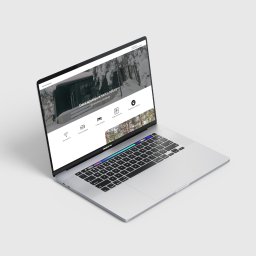 SKYLITE SPÓŁKA Z OGRANICZONĄ ODPOWIEDZIALNOŚCIĄ - Ekran laptopa MacBook Pro wyświetla stronę internetową Leśniczówka Gorzewo z zimowym krajobrazem i ofertą noclegową.
