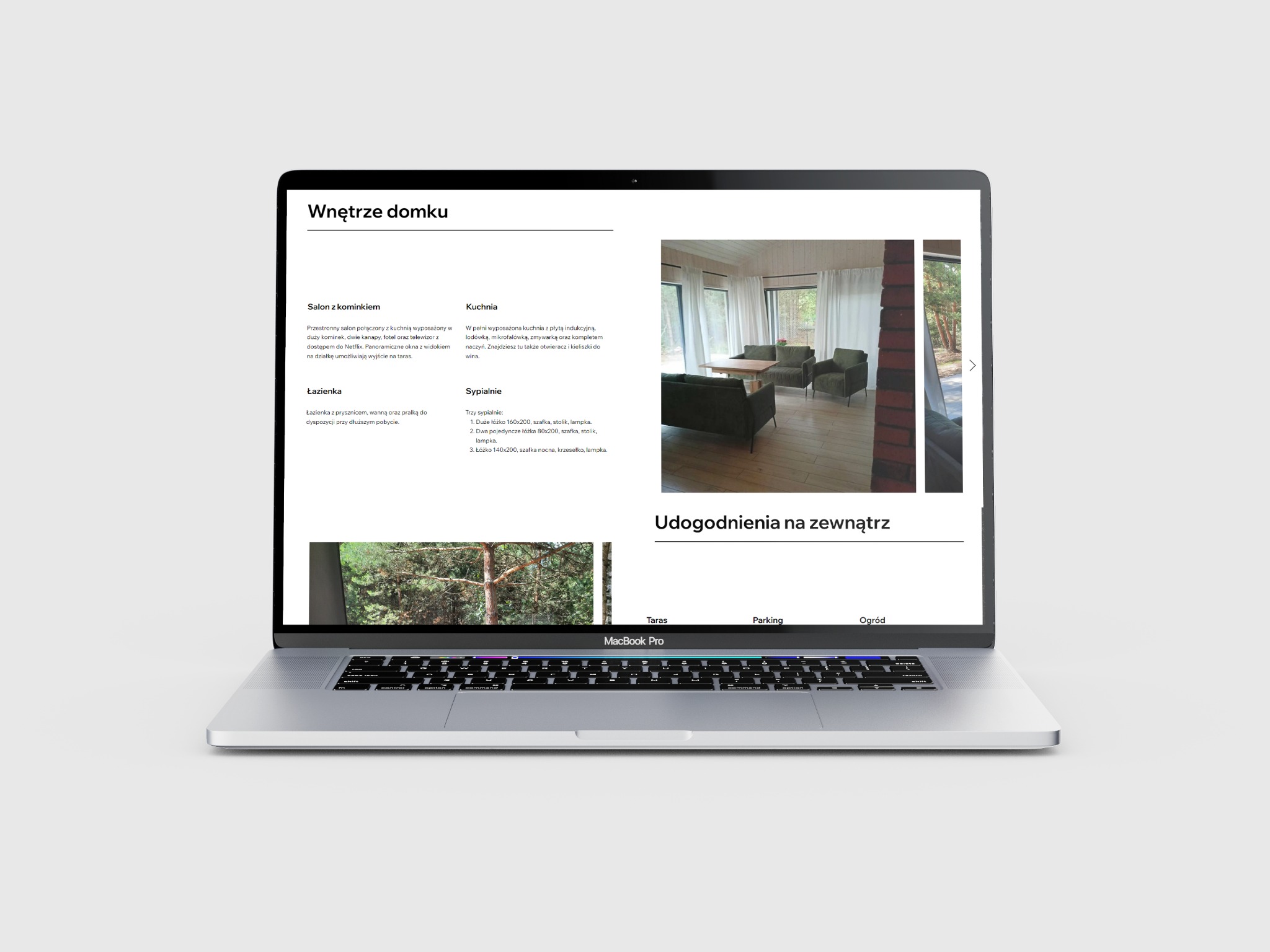 Strona internetowa prezentująca wnętrze leśniczówki z Gorzewa koło Płocka: salon z kominkiem, kuchnia, łazienka, sypialnie oraz udogodnienia na zewnątrz, wyświetlana na ekranie MacBooka Pro.