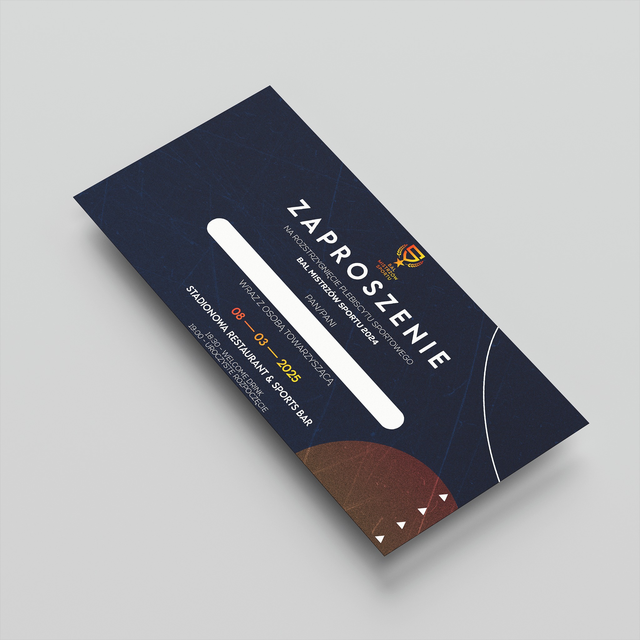 Elegancka zaproszenie na Bal Mistrzów Sportu 2024, z datą 8 marca 2025, prezentowane pod kątem na jasnym tle.