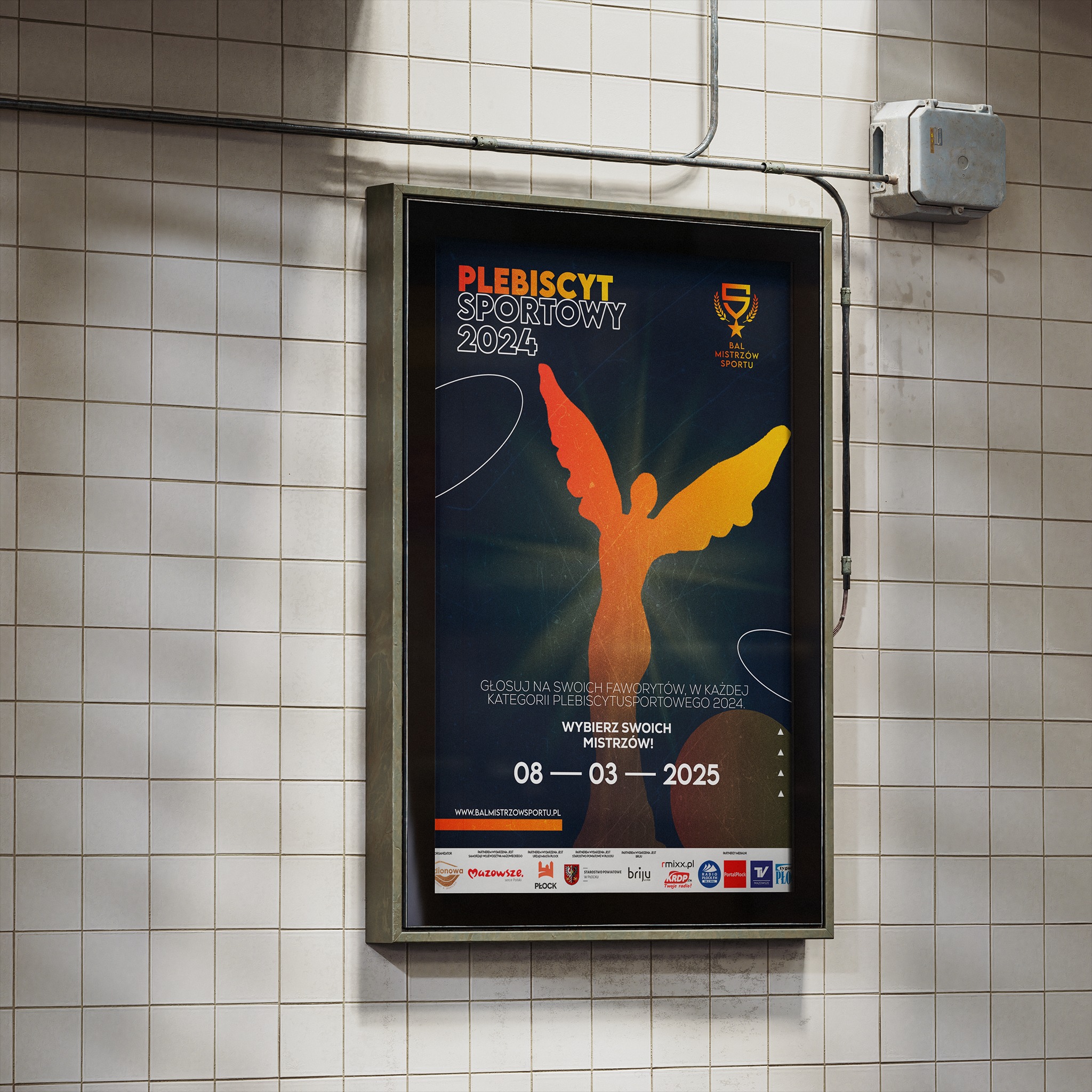 Plakat reklamowy Plebiscytu Sportowego 2024 na ścianie z płytek, z sylwetką anioła w kolorach pomarańczowo-żółtych i logotypami partnerów na dole.