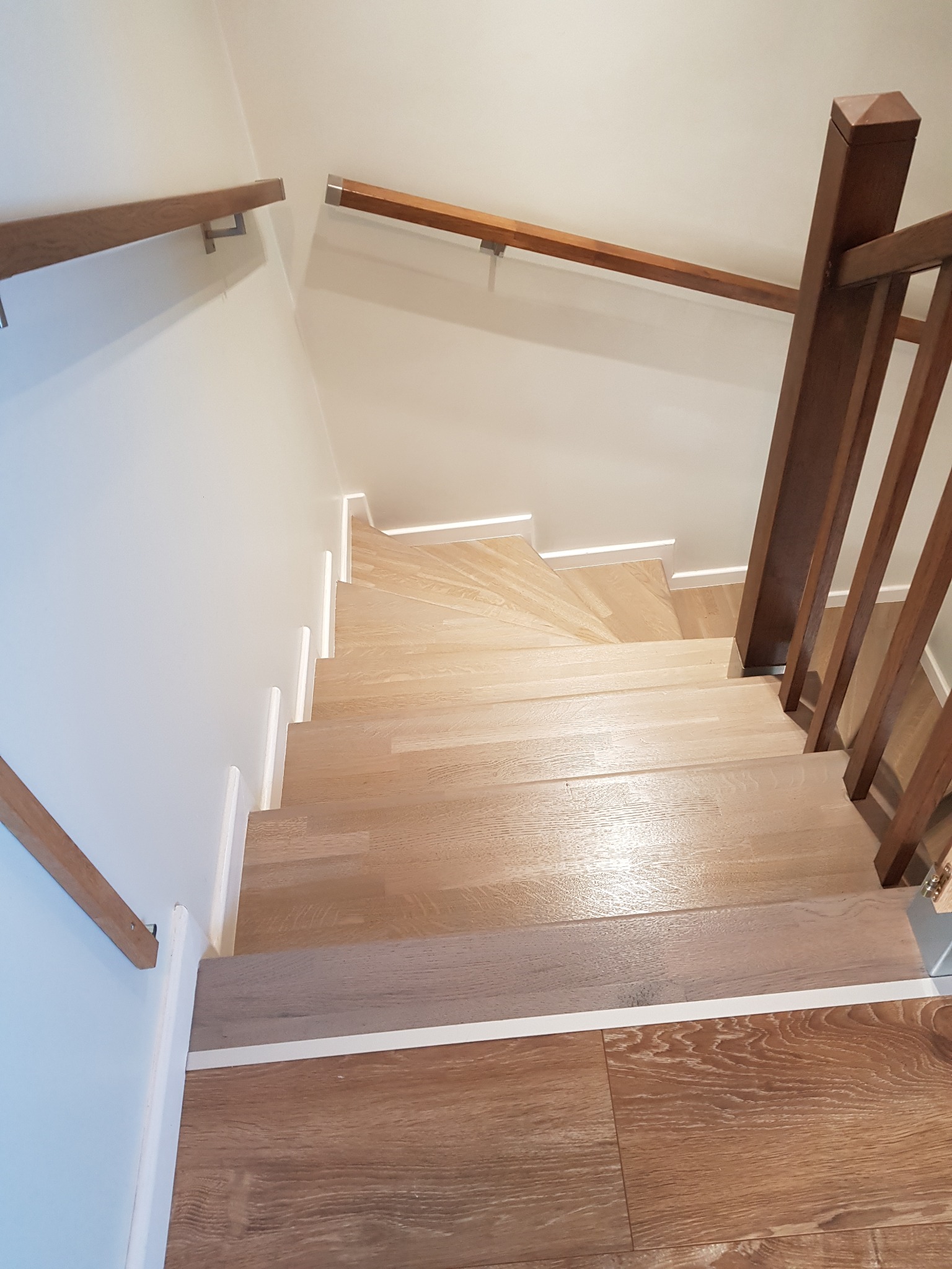 Obłożenie deską dębową schodów betonowych z balustradą i listwą ozdobną