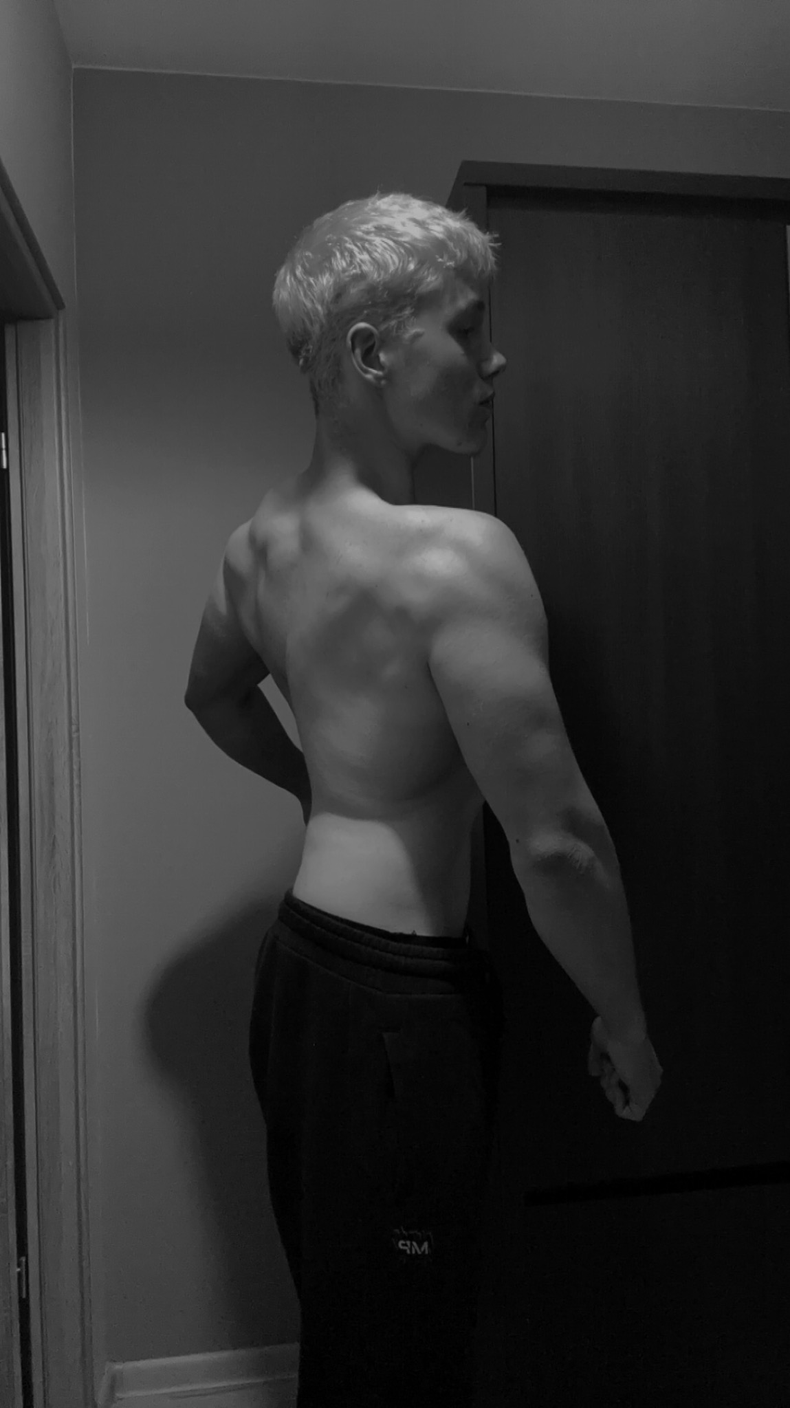 Tutaj ja w zwykłym świetle bez obróbek (uwielbiam czarno białe zdjęcia)