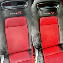 Para Błysk - Porównanie fotela samochodowego Type R przed i po czyszczeniu, widoczne różnice w zabrudzeniach na czarnej tapicerce.