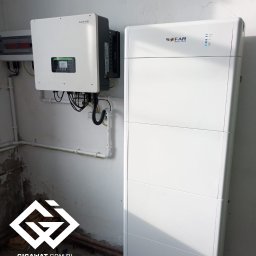GE GIGAWAT SPÓŁKA Z OGRANICZONĄ ODPOWIEDZIALNOŚCIĄ - Zamontowany falownik hybrydowy Sofar i modułowy magazyn energii Sofar BTS w jasnym pomieszczeniu, widoczne okablowanie i elementy instalacji elektrycznej.