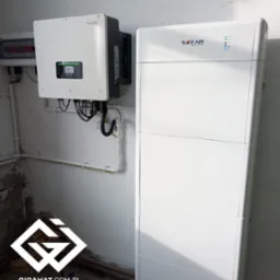 Zamontowany falownik hybrydowy Sofar i modułowy magazyn energii Sofar BTS w jasnym pomieszczeniu, widoczne okablowanie i elementy instalacji elektrycznej.