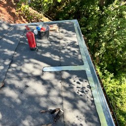 Dach płaski z okapem i rynną Tytan cynk oraz Łącznik dylatacyjny . 