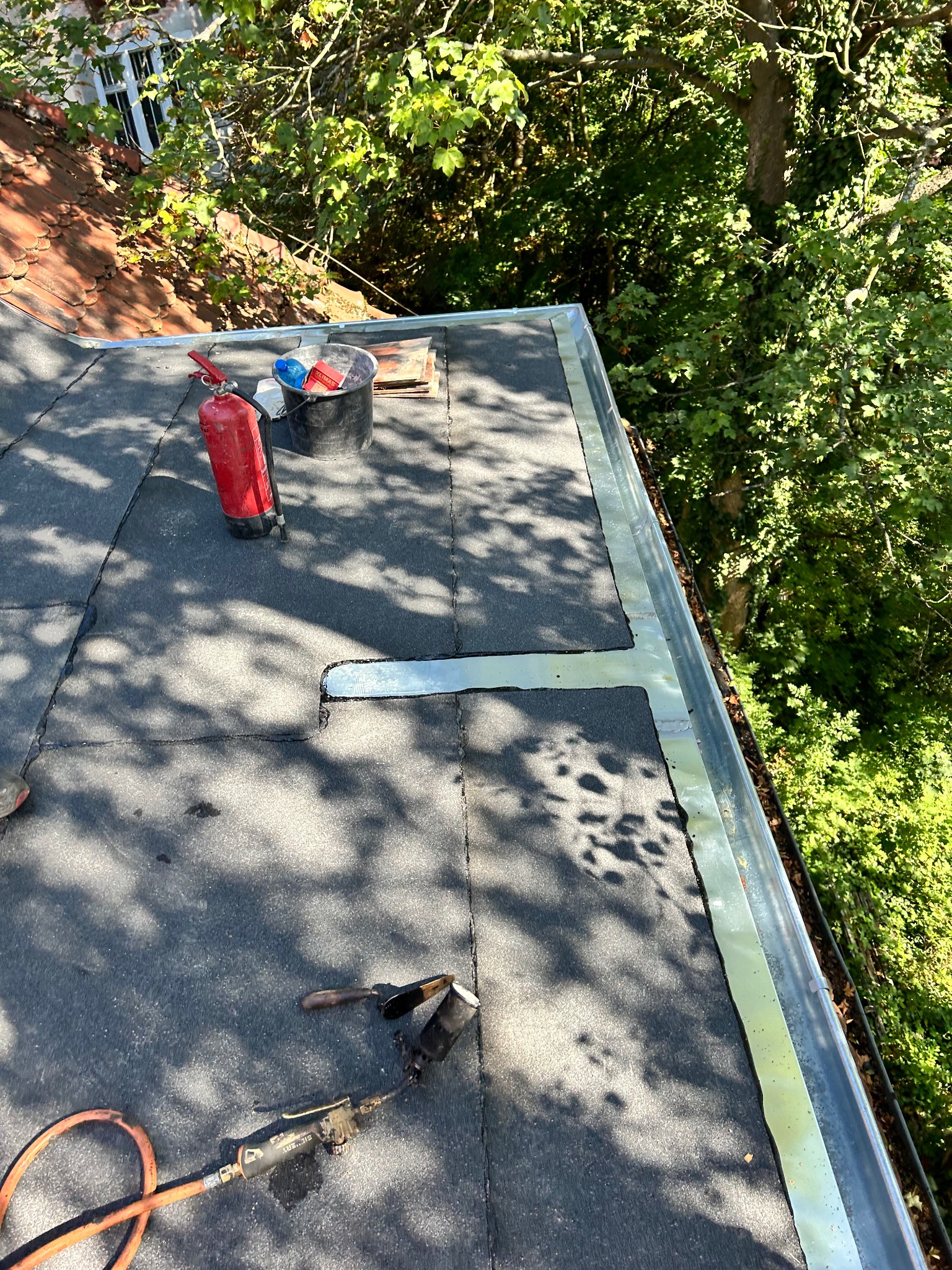 Dach płaski z okapem i rynną Tytan cynk oraz Łącznik dylatacyjny .