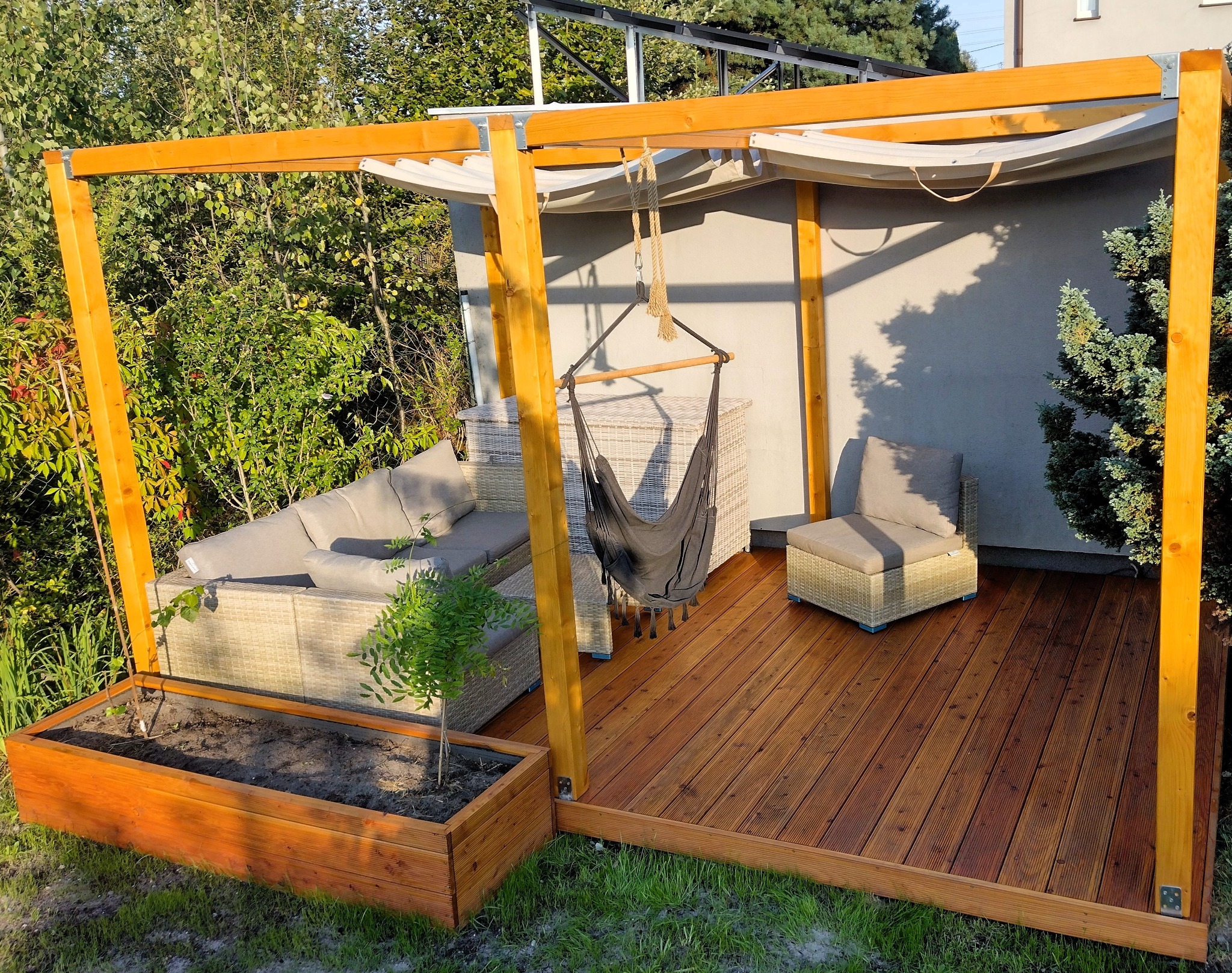 Taras - modrzew europejski 3x4.7 metry. Zadaszenie z drewna KVH sosna.