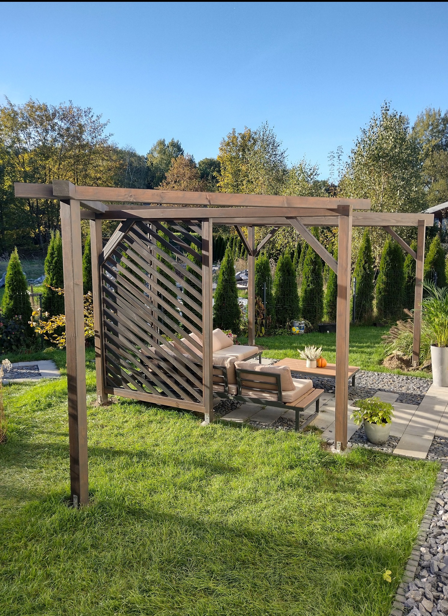 Zadaszenie tarasu 3x4 metry oraz miejsce na huśtawkę oraz hamak.