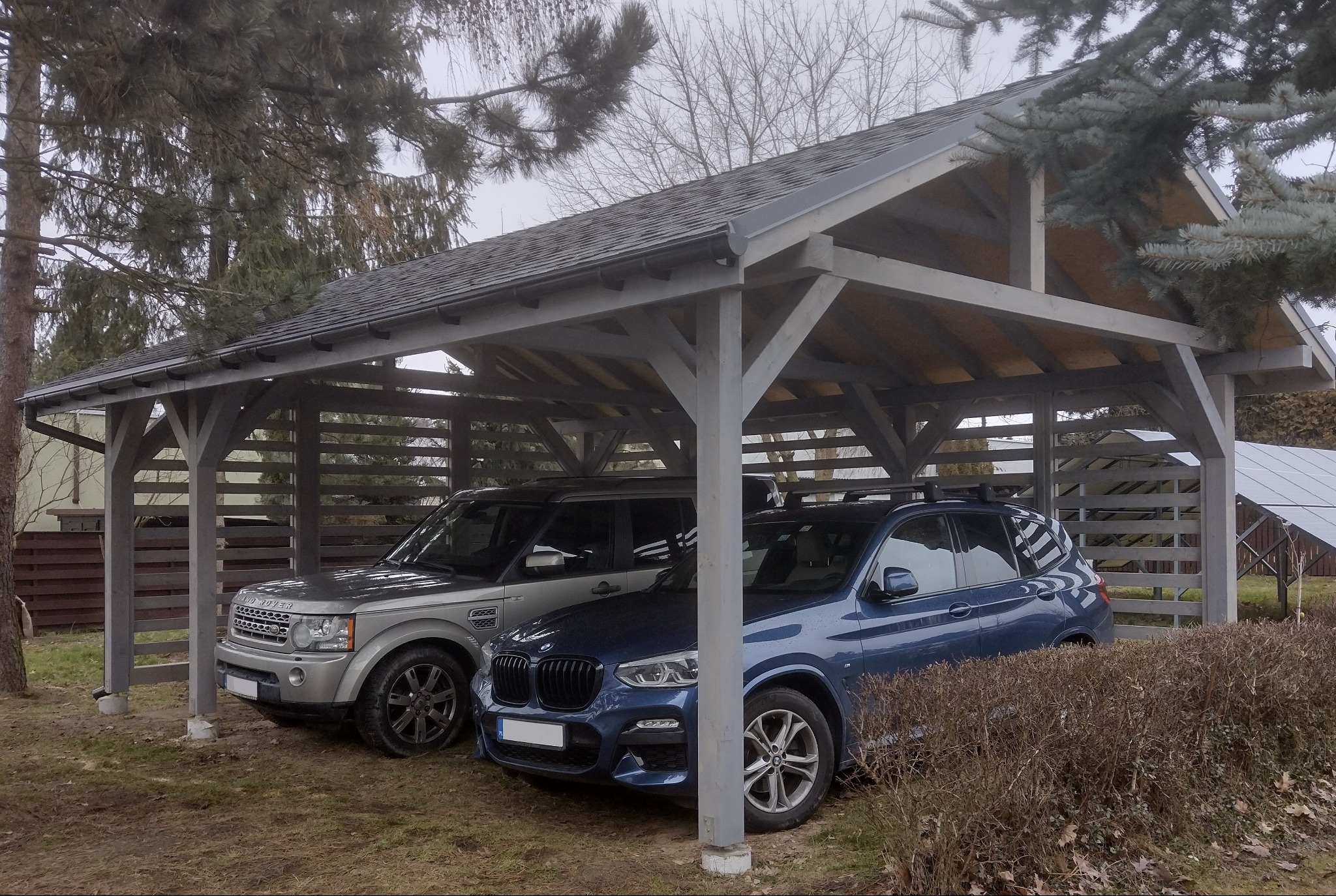 Wiata drewniana na dwa samochody 35m2 (5m x 7m) kryta gontem bitumicznym.