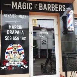 Fasada zakładu z szyldem 'Magic Barbers', informacją 'Fryzjer Męski' oraz danymi kontaktowymi, ozdobiona grafiką mężczyzny z wąsami i tatuażami, trzymającego grzebień i maszynkę do strzyżenia,...