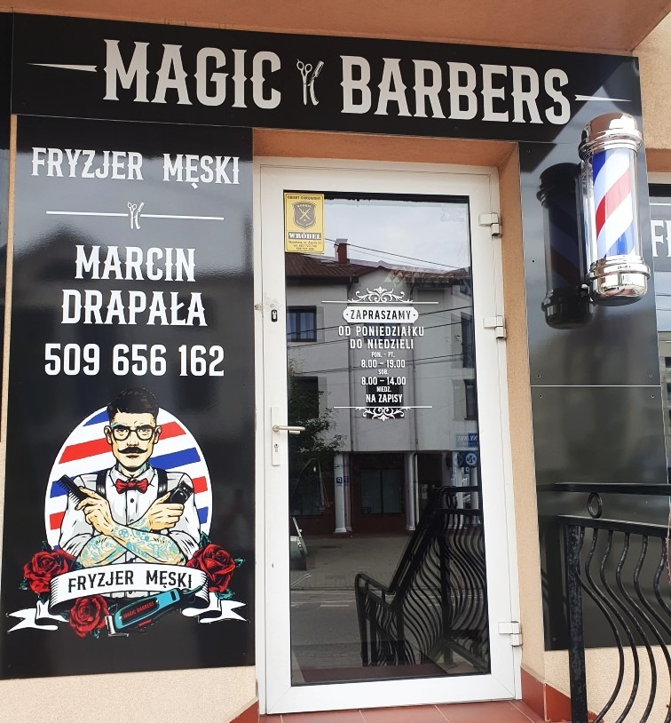 Fasada zakładu z szyldem 'Magic Barbers', informacją 'Fryzjer Męski' oraz danymi kontaktowymi, ozdobiona grafiką mężczyzny z wąsami i tatuażami, trzymającego grzebień i maszynkę do strzyżenia,...