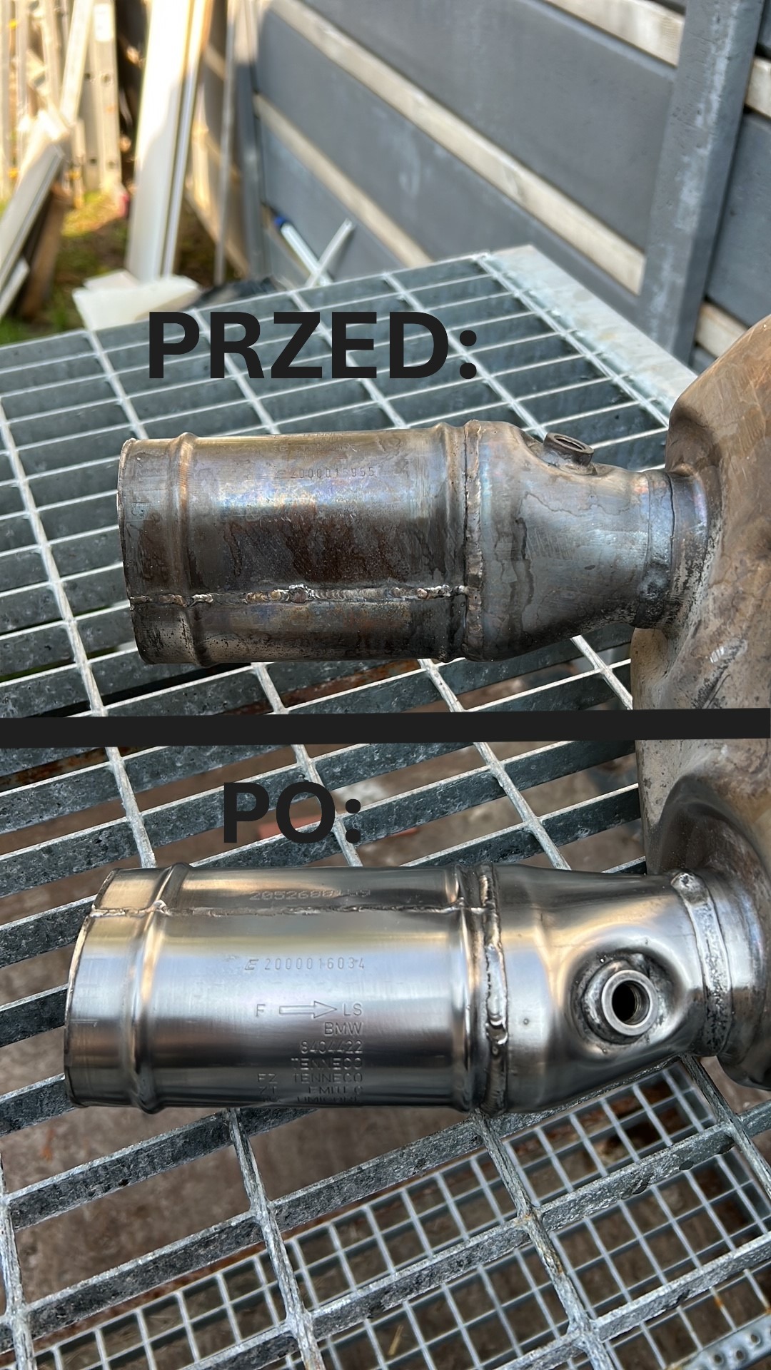 Katalizator samochodowy BMW przed i po piaskowaniu, widoczne różnice w czystości i połysku metalu, umieszczony na metalowej kracie.