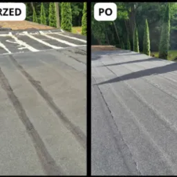 Zdjęcie dachu w układzie 'przed i po' z widocznymi śladami naprawy i nową, szarą powierzchnią. W tle zieleń drzew.