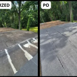 Zdjęcie dachu płaskiego w układzie 'przed' i 'po' remoncie. Widoczne zmiany w pokryciu i ogólny stan dachu na tle zieleni drzew.