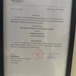 Skan dokumentu oprawionego w ramkę, decyzja Sądu Okręgowego w Lublinie o ustanowieniu Pani Katarzyny Włodarczyk-Tomczyk biegłym sądowym w zakresie szacunku nieruchomości do 31 grudnia 2028 roku,...