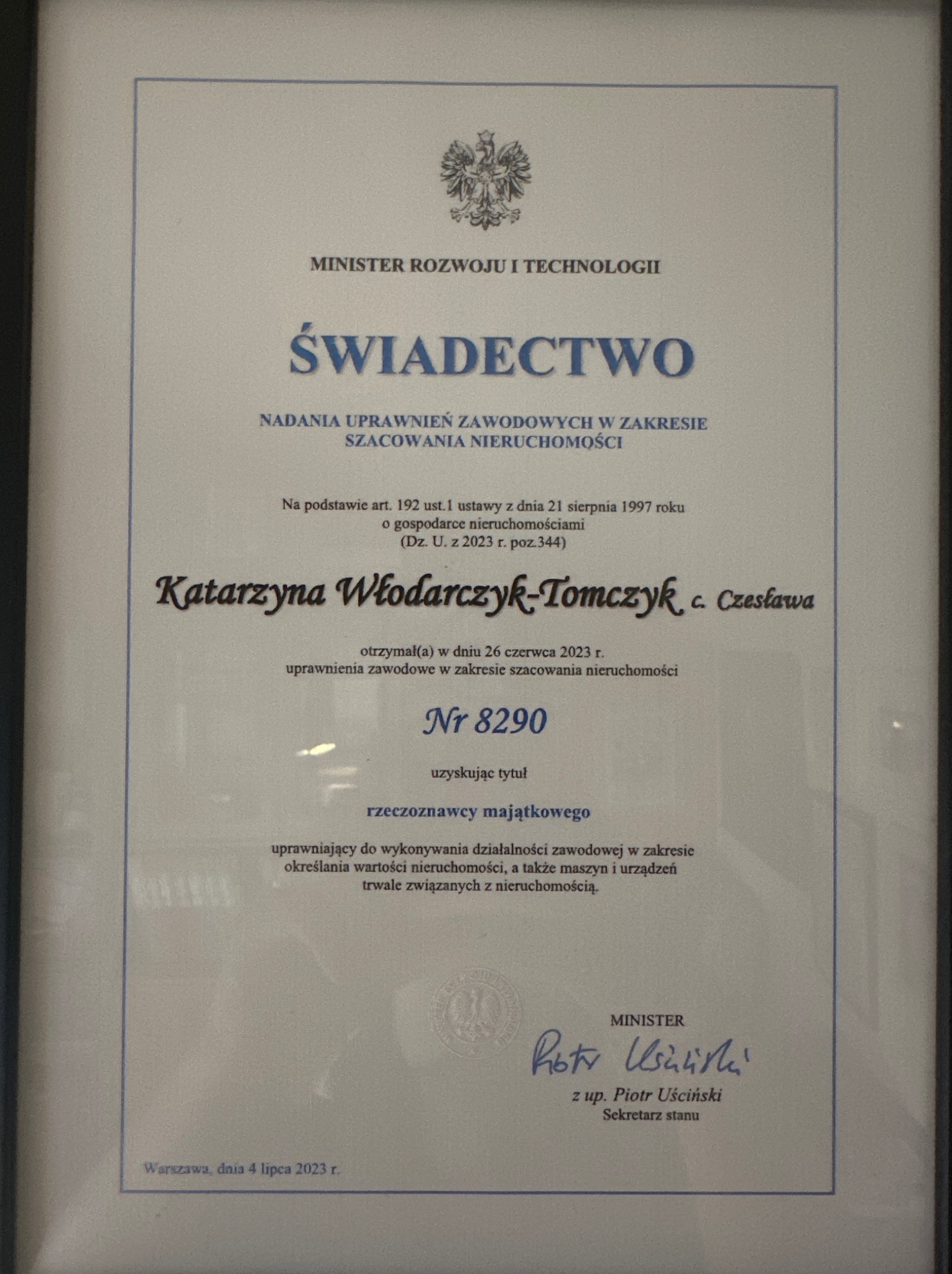 Skan świadectwa nadania uprawnień zawodowych w zakresie szacowania nieruchomości, wydanego przez Ministra Rozwoju i Technologii, z imieniem i nazwiskiem Katarzyny Włodarczyk-Tomczyk oraz numerem...