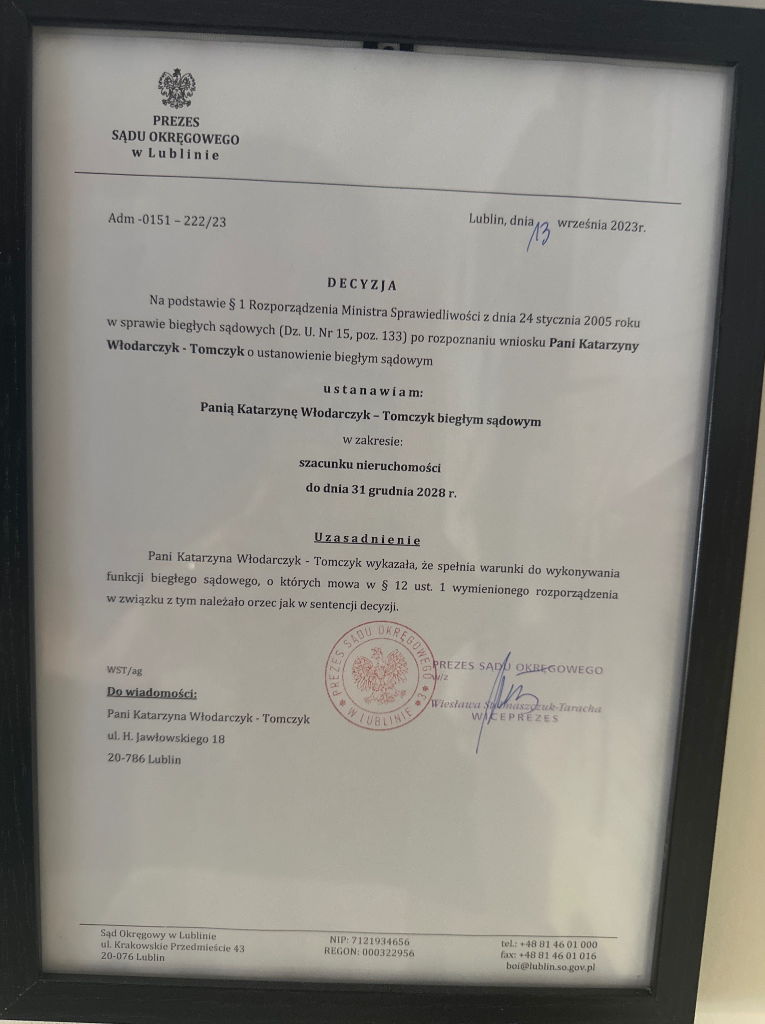 Skan dokumentu oprawionego w ramkę, decyzja Sądu Okręgowego w Lublinie o ustanowieniu Pani Katarzyny Włodarczyk-Tomczyk biegłym sądowym w zakresie szacunku nieruchomości do 31 grudnia 2028 roku,...