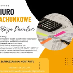 Reklama biura rachunkowego Alicja Pawelec z kalkulatorem, dokumentami i długopisem, podkreślająca usługi kadrowo-płacowe, rozliczenia PIT i obsługę ZUS.