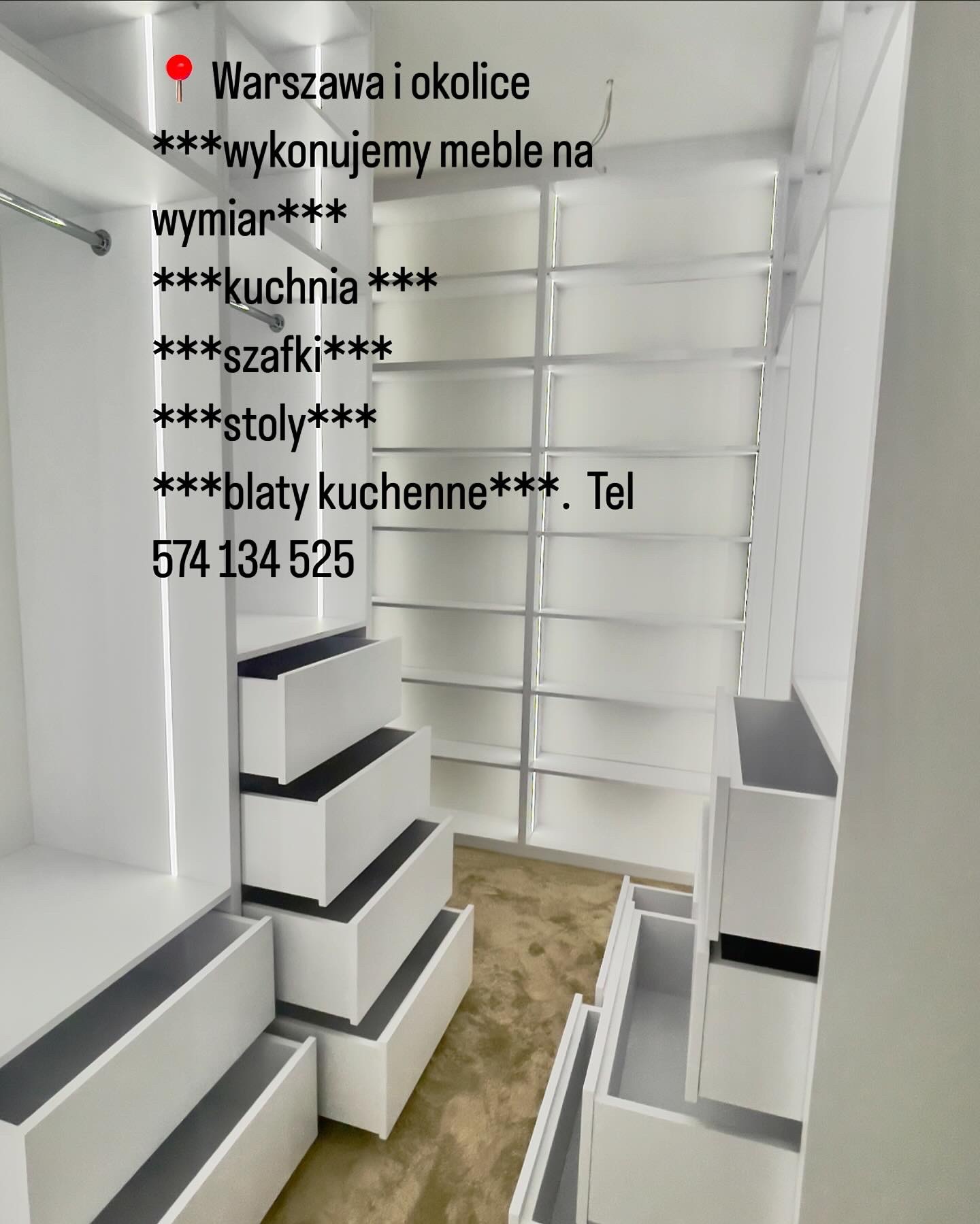 Biała zabudowa garderoby z otwartymi szufladami, widoczny pin Warszawa i okolice oraz numer telefonu firmy.