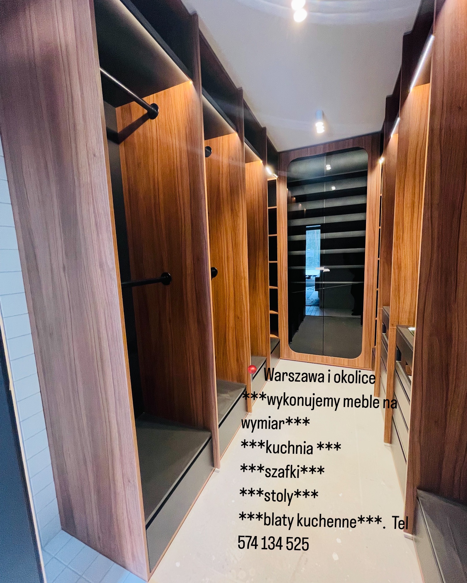 Wnętrze nowoczesnej garderoby na wymiar z drewnianymi panelami, czarnymi drążkami i szufladami, oświetleniem punktowym.