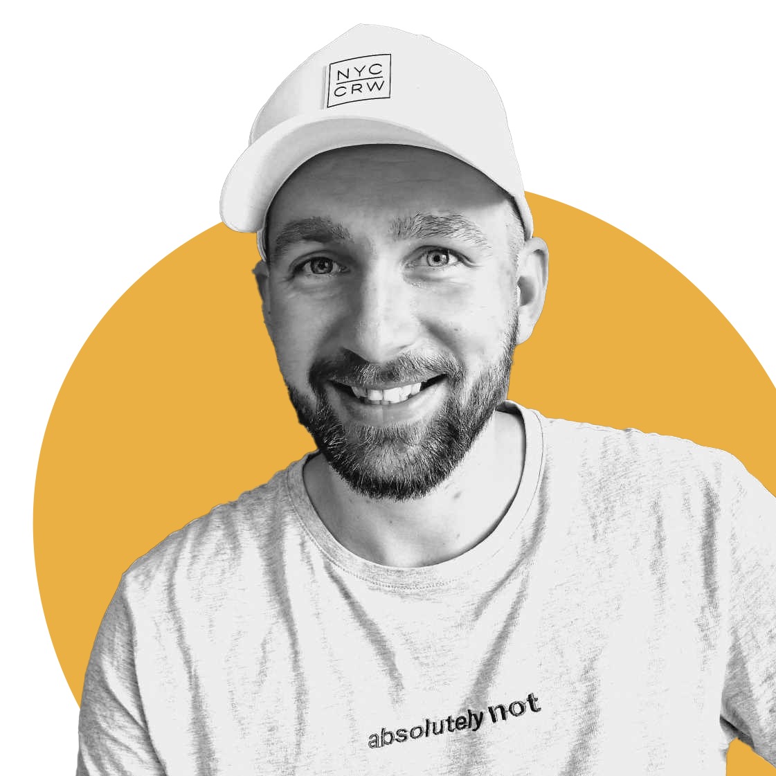Portret uśmiechniętego mężczyzny z brodą, w białej czapce z napisem 'NYC CRW' i szarej koszulce z napisem 'absolutely not', na tle żółtego koła.