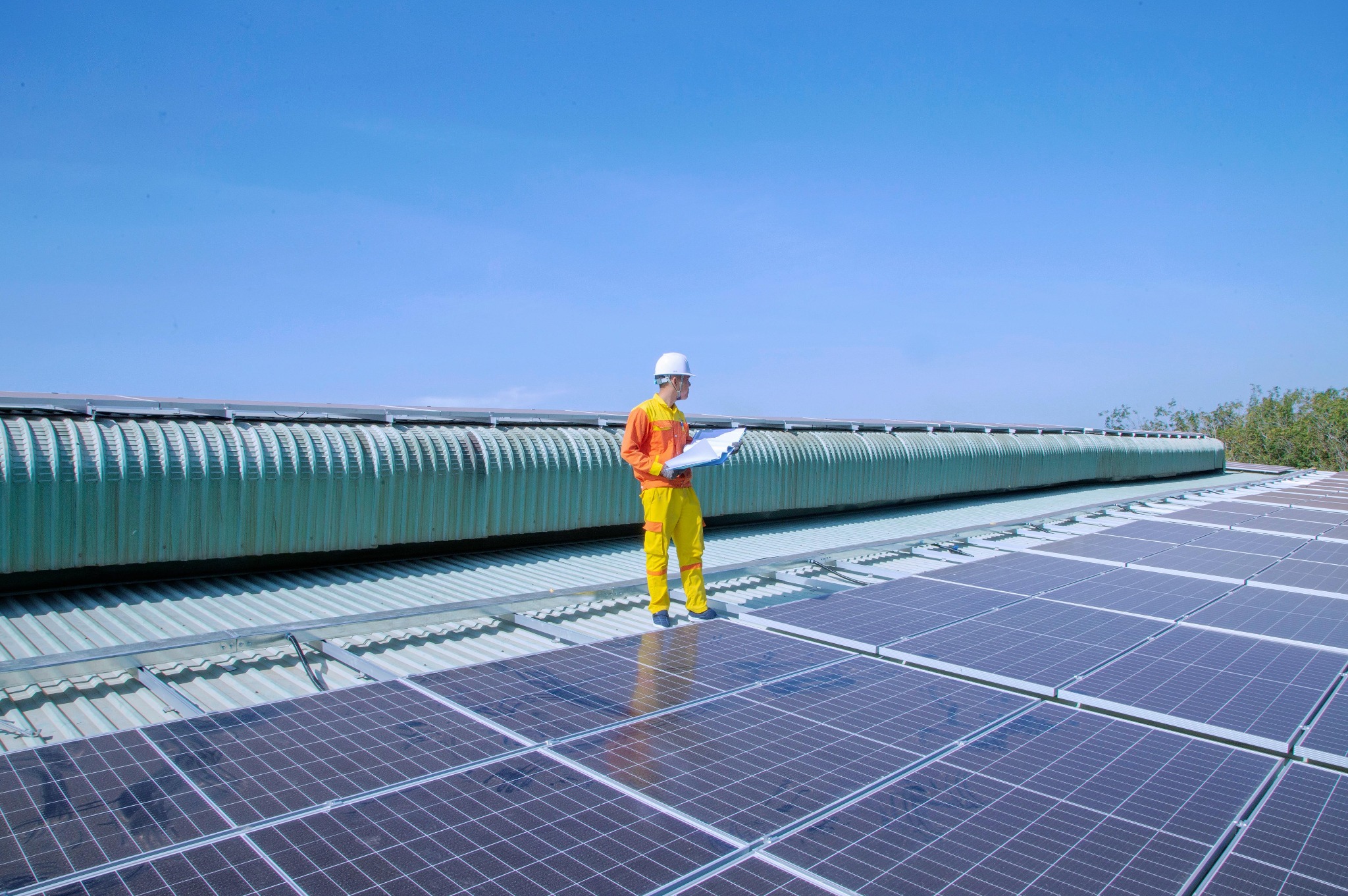 Nasz technik przeprowadza końcową kontrolę instalacji fotowoltaicznej o mocy 100 kW po zakończonym montażu.