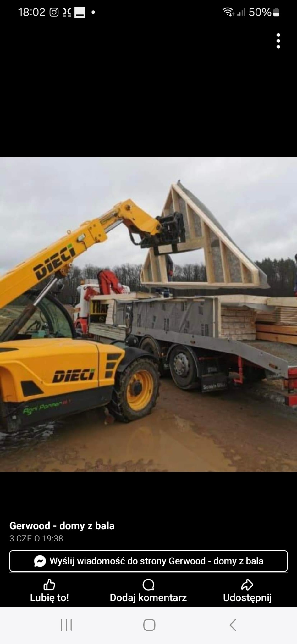 Żółta ładowarka teleskopowa Dieci podnosi element konstrukcyjny dachu domu szkieletowego z ciężarówki na placu budowy.