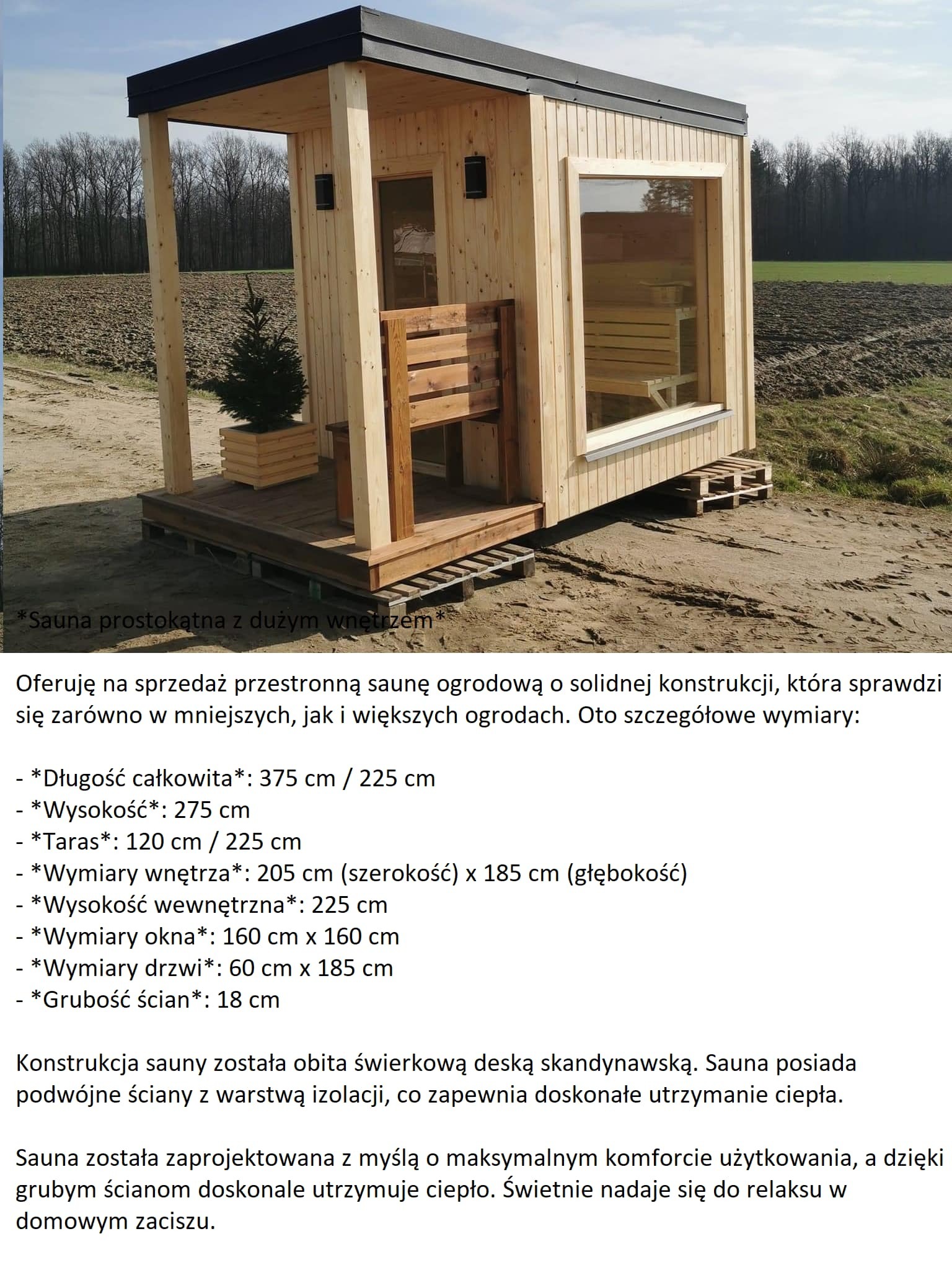 Gotowa, prostokątna sauna ogrodowa z jasnego drewna, z małym drzewkiem iglastym w donicy na tarasie, widok na zaorane pole i las w tle.