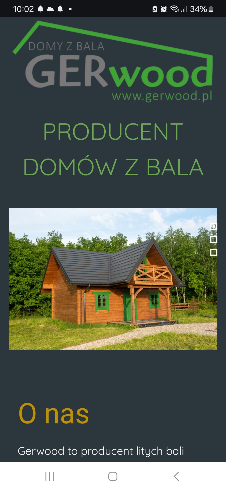 Mały, gotowy domek z bali z czarnym dachem i jaskrawozielonymi oknami i drzwiami, otoczony zielenią, prezentowany na stronie internetowej producenta.