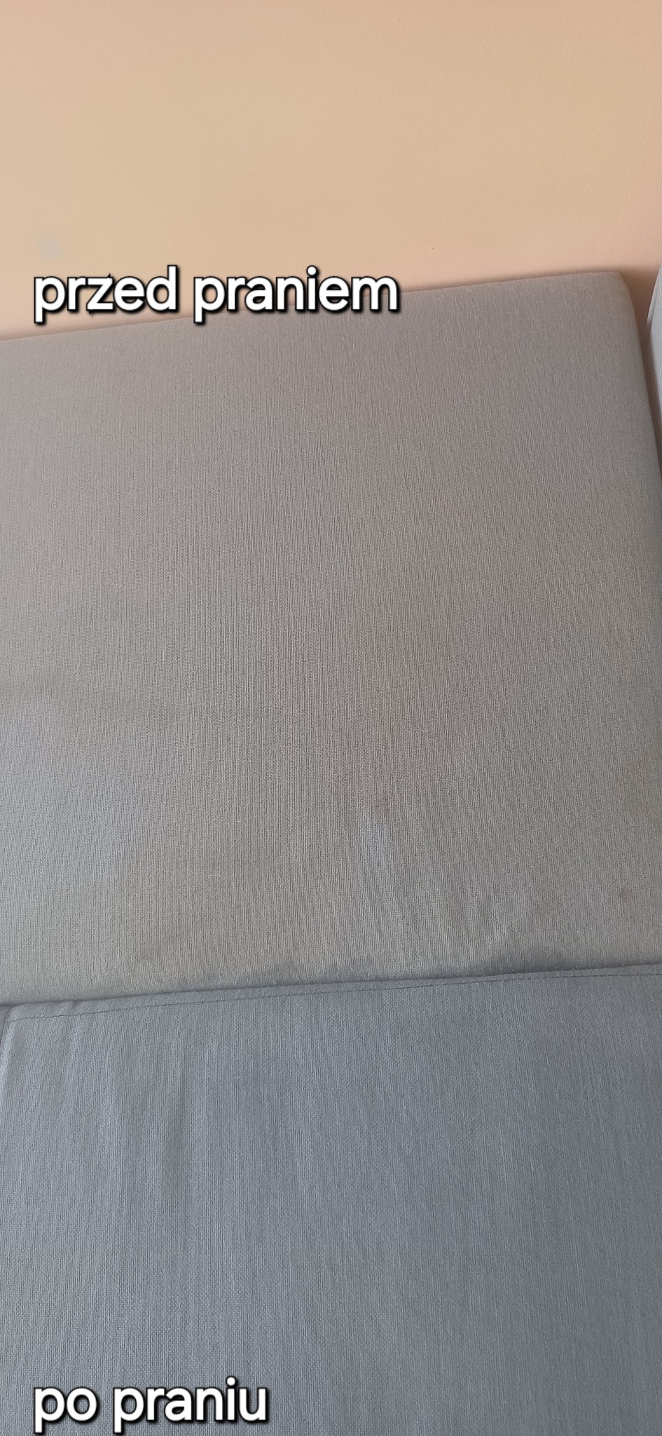Szary materiał tapicerki kanapy, widoczna różnica w czystości: górna część 'przed praniem' z widocznymi plamami, dolna część 'po praniu' o jednolitym kolorze.