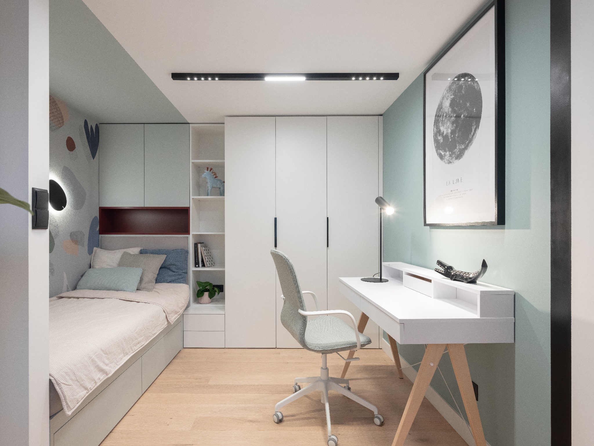 Nowoczesny pokój młodzieżowy z łóżkiem, biurkiem i szafą wbudowaną, ściany w odcieniach bieli i pastelowej zieleni, oświetlenie punktowe i dekoracje.