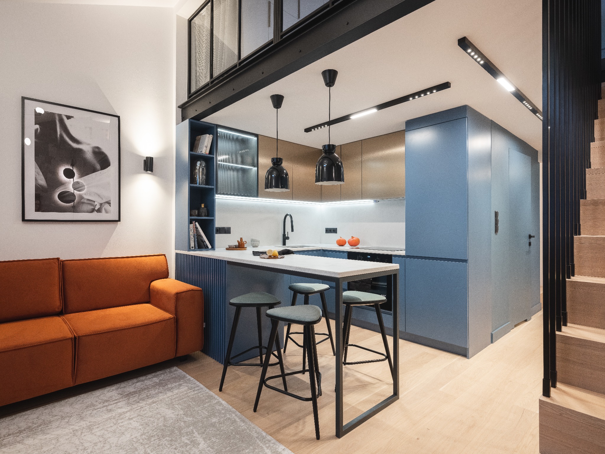 Nowoczesne wnętrze: błękitna zabudowa kuchenna z wyspą, pomarańczowa sofa, drewniane schody i antresola z metalową konstrukcją.