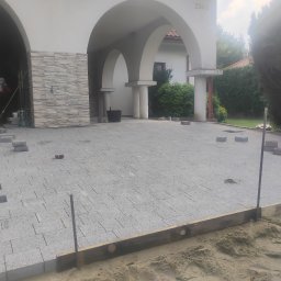 Układanie kostki brukowej Baranów 1