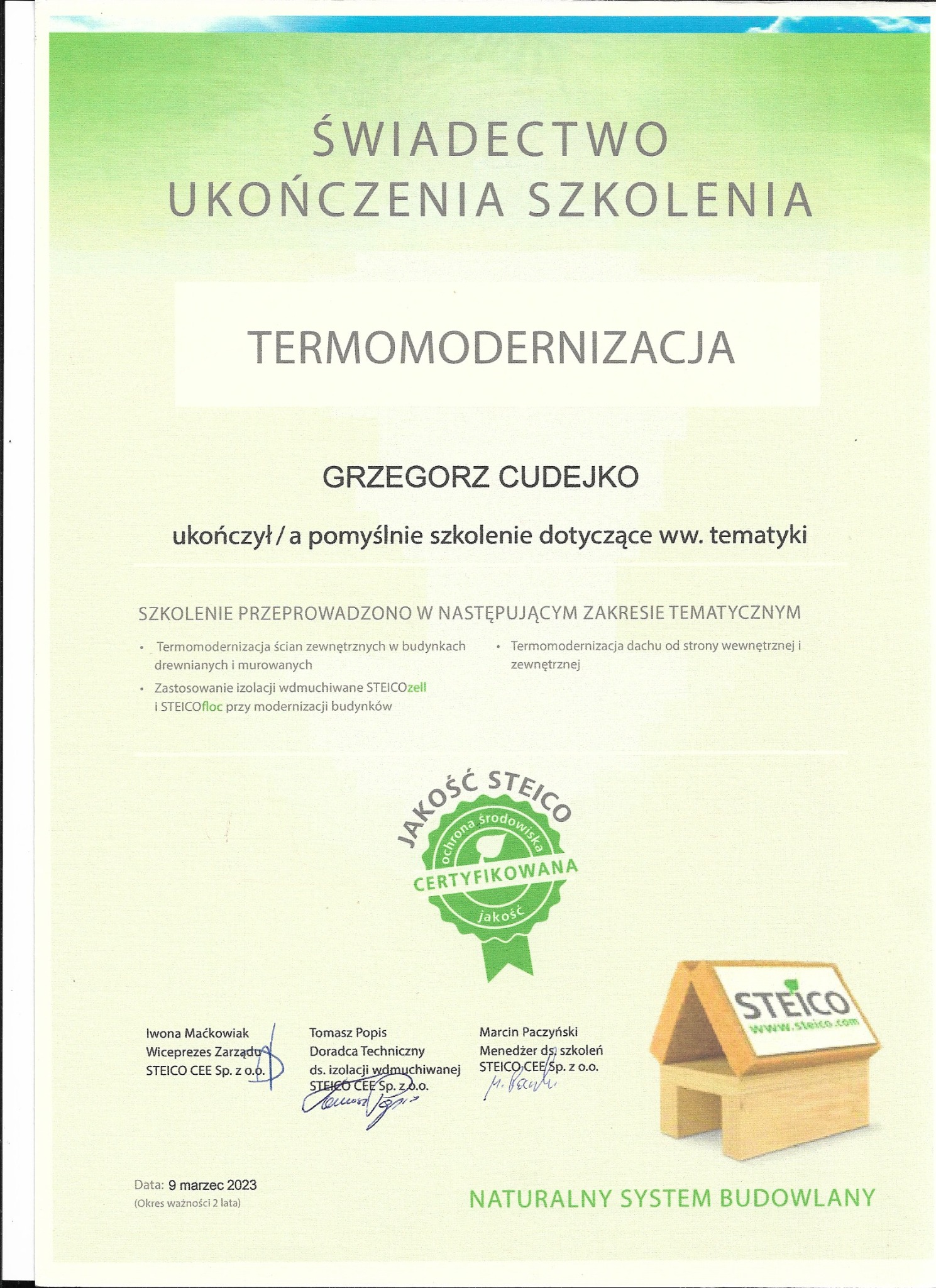 Skan świadectwa ukończenia szkolenia z zakresu termomodernizacji, wydanego dla Grzegorza Cudejko, z logo firmy STEICO i informacjami o zakresie szkolenia dotyczącym izolacji ścian i dachów.