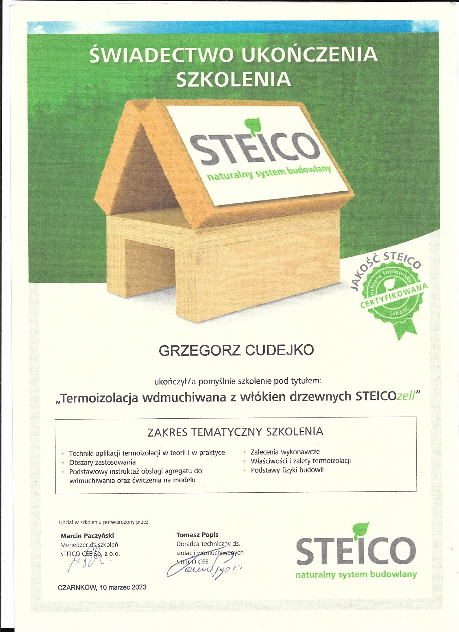 Świadectwo ukończenia szkolenia firmy Steico z zakresu termoizolacji wdmuchiwanej z włókien drzewnych, prezentujące model domu wykonany z materiałów Steico.