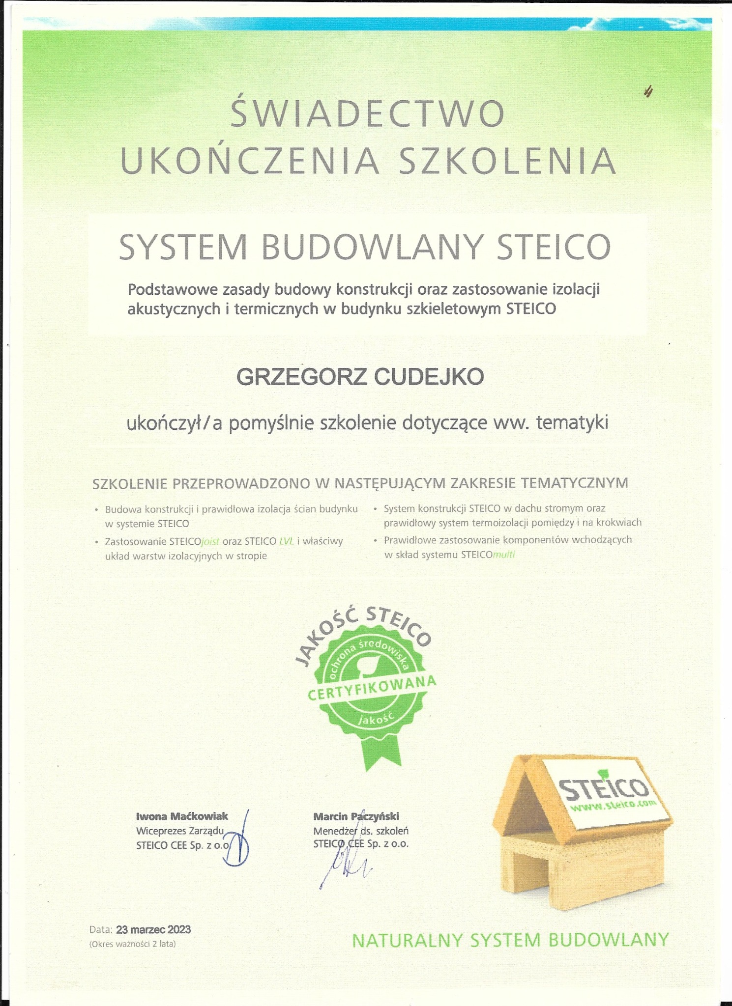 Certyfikat ukończenia szkolenia z zakresu systemu budowlanego Steico, z pieczęcią i podpisami, prezentujący zasady budowy konstrukcji i izolacji akustycznej oraz termicznej w budynkach szkieletowych.
