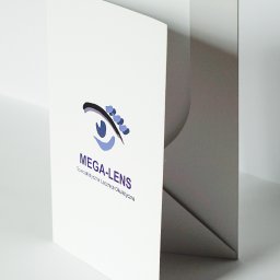 dbPRINT - Biała, otwarta teczka firmowa z logo Mega-Lens, specjalistycznej lecznicy okulistycznej, na jasnym tle.