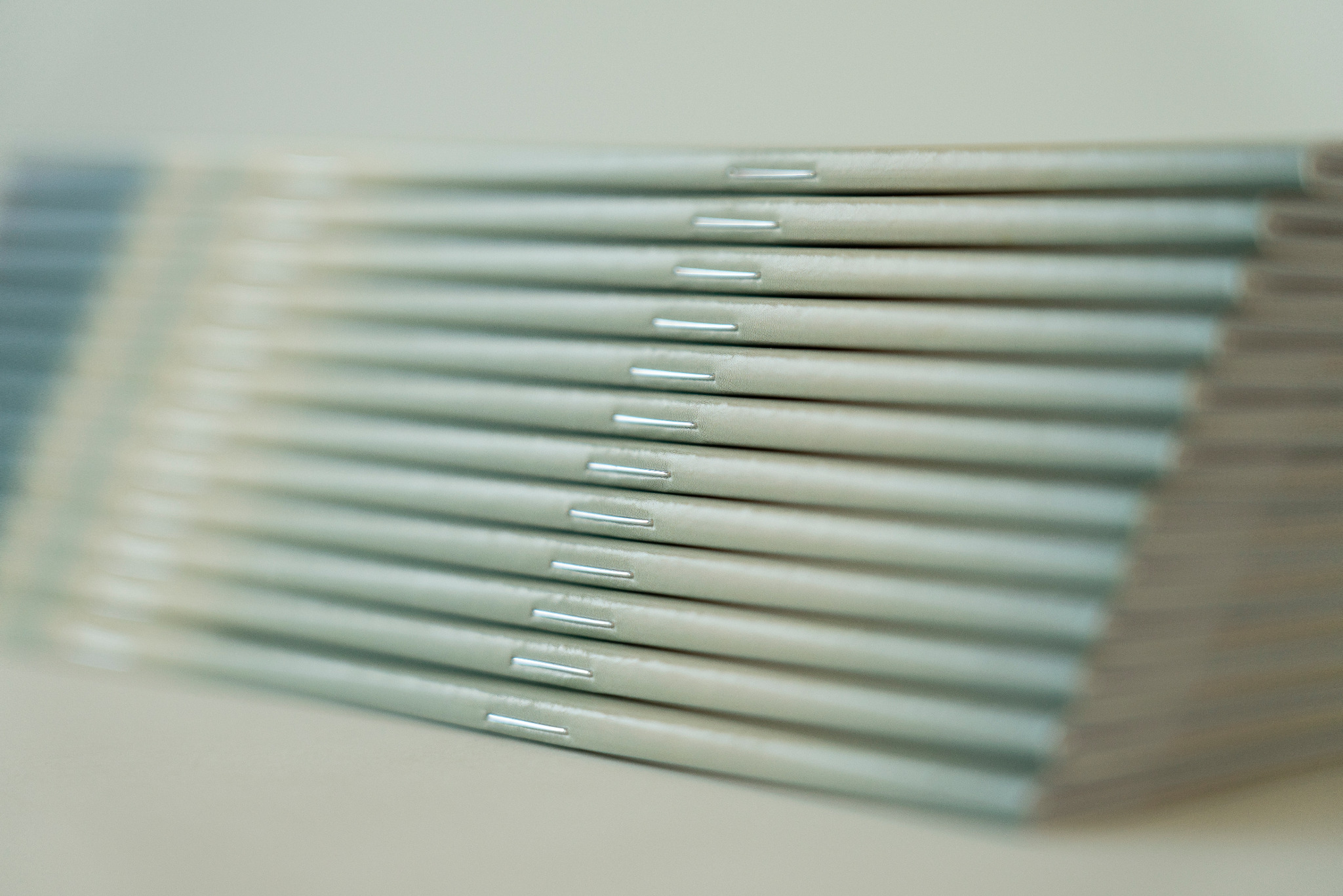 Oprawa zeszystowa z prasowanym grzbietem