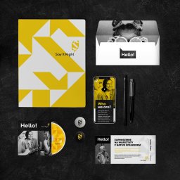 Bartosz Dymek - Komplet materiałów identyfikacji wizualnej marki Say It Right: notatnik z żółto-białym geometrycznym wzorem, koperta z czarno-białym zdjęciem dziewczynki, smartfon z prezentacją, płyta CD w okładce...