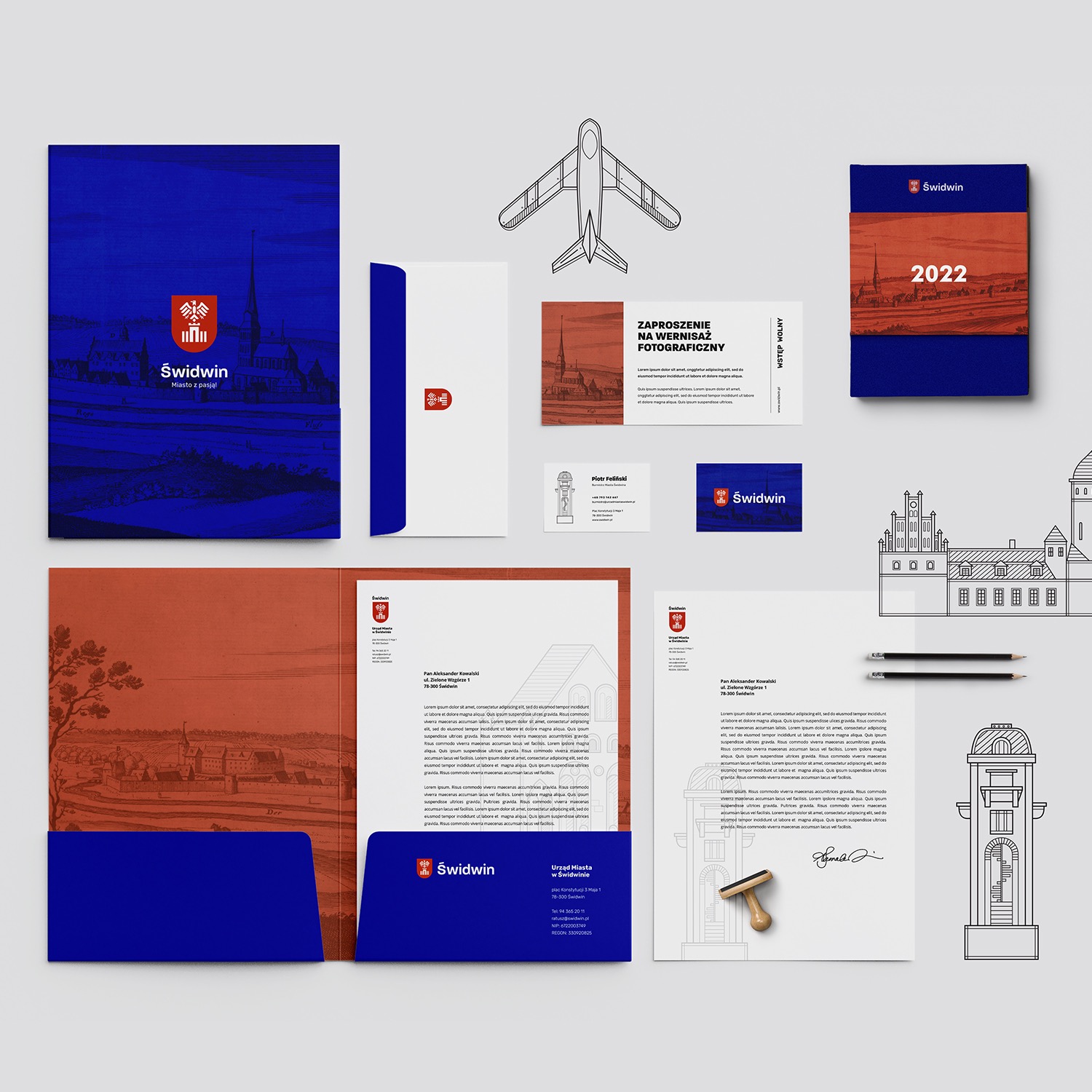Zestaw materiałów identyfikacji wizualnej miasta Świdwin: teczka, papier firmowy, wizytówka, zaproszenie na wernisaż fotograficzny, notes, koperta, wszystko w kolorystyce niebiesko-pomarańczowej...