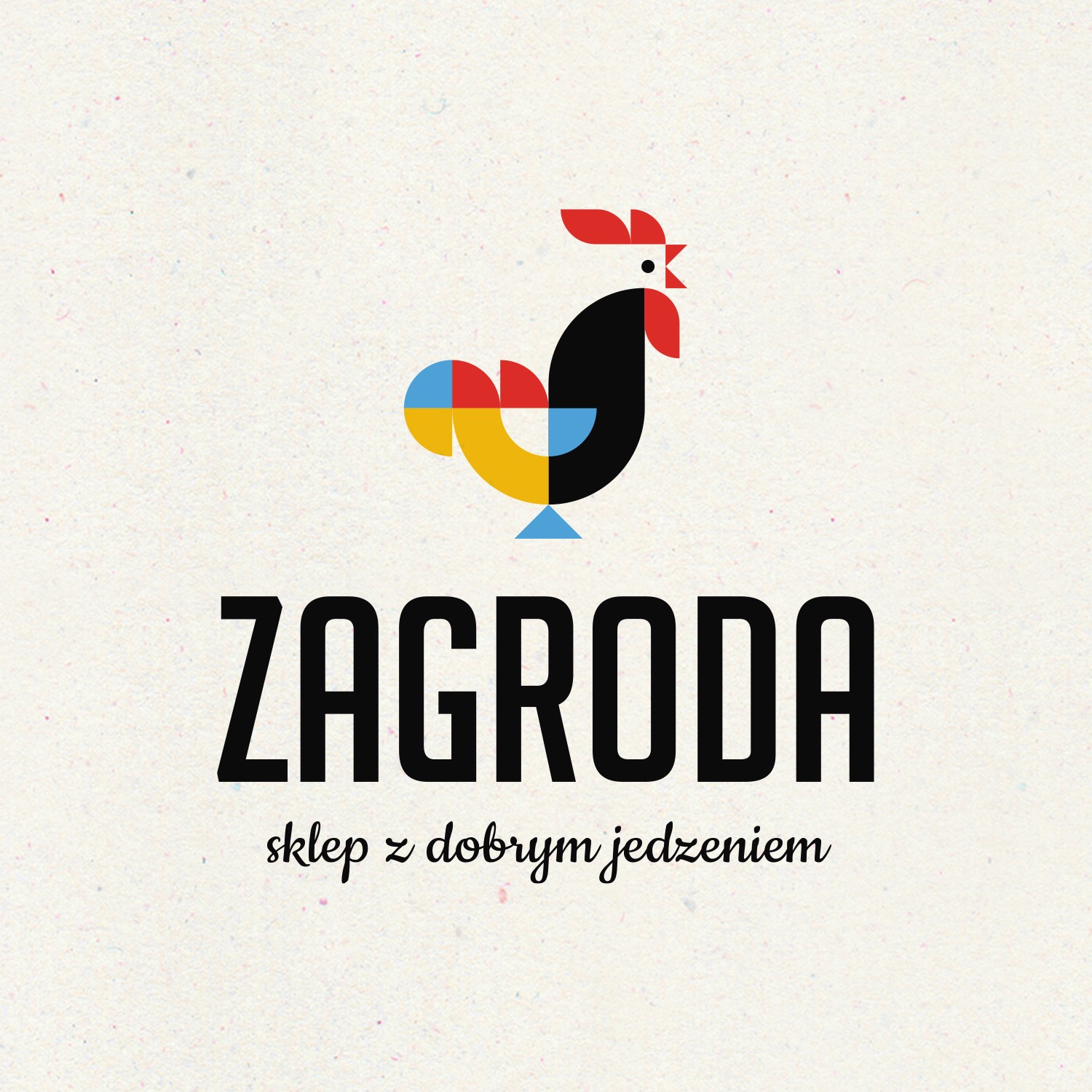 Geometryczny logotyp przedstawiający koguta w kolorach czerwonym, żółtym, niebieskim i czarnym, nad napisem 'ZAGRODA' i hasłem 'sklep z dobrym jedzeniem' na teksturowanym, kremowym tle.