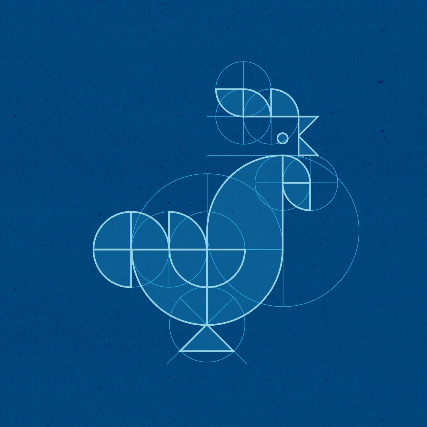 Geometryczny projekt logo w formie koguta, zbudowany z okręgów i trójkątów na teksturowanym, niebieskim tle.