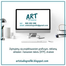 ART Studio - Monitor wyświetlający logo Art Studio z danymi kontaktowymi na minimalistycznym biurku z dekoracjami, w tle czajnik i filiżanka.